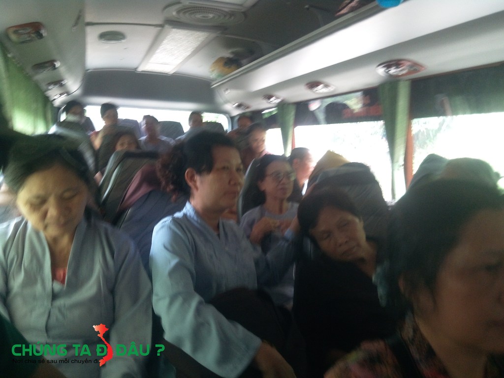 Nên được đi xe ô tô xuống chân núi