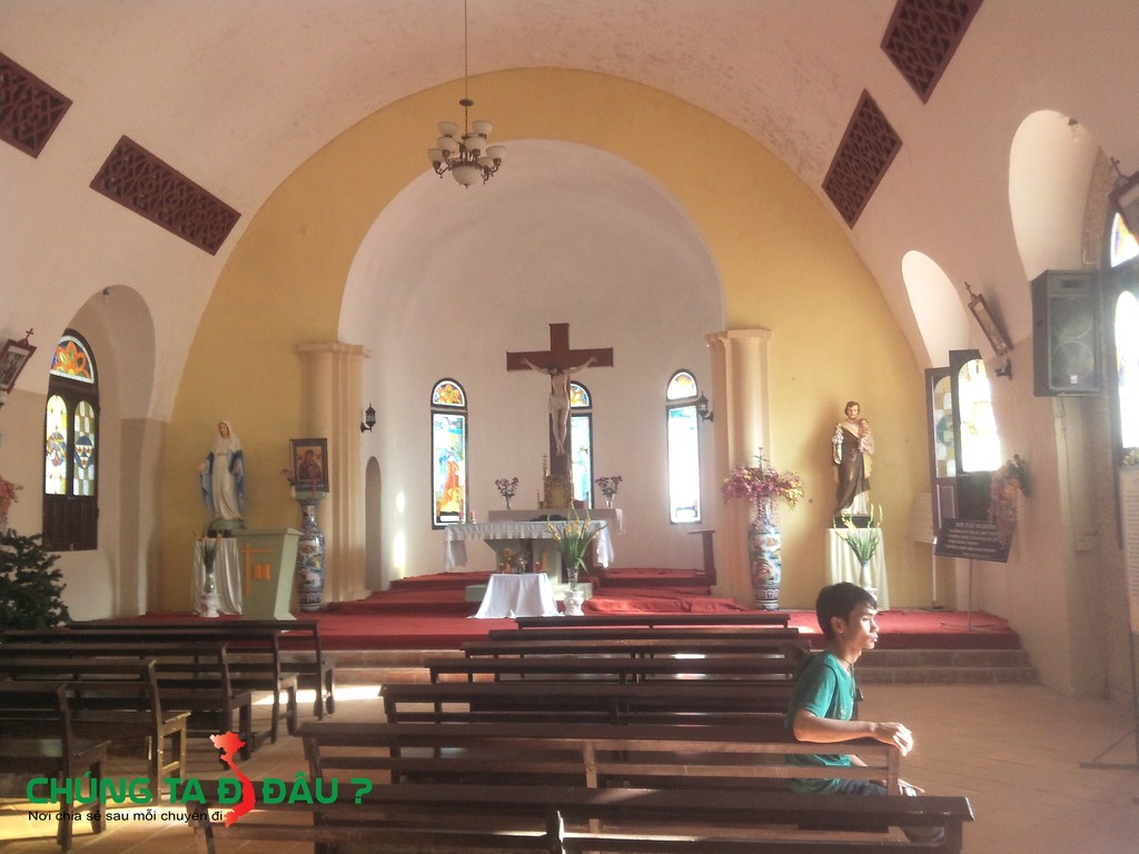 Bên trong nhà thờ đá