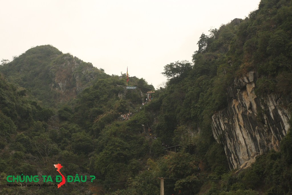 Động Hoàng Mười nhìn từ xa