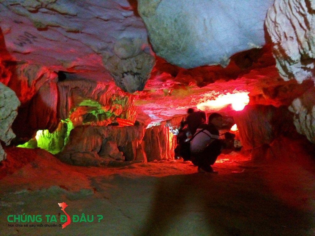 Động Mẫu Long rất rộng và sâu vào tận trong