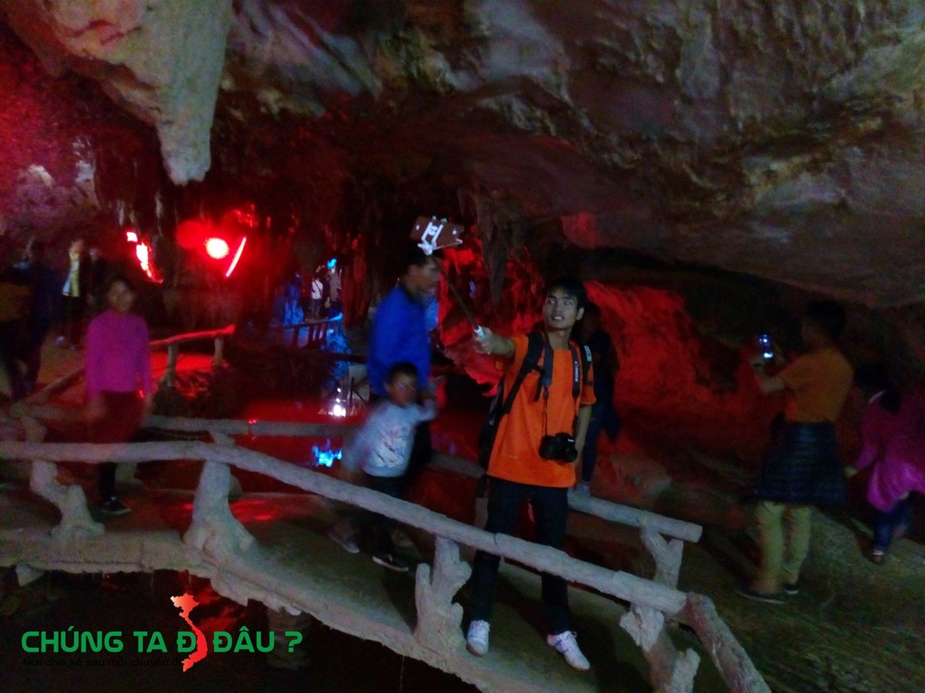 Bên trong động Thủy Tiên