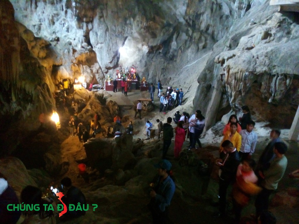 Bên trong động Tiên