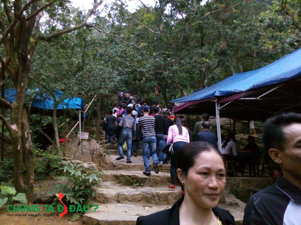 Bạn sẽ phải tiếp tục leo núi để lên chùa cổ