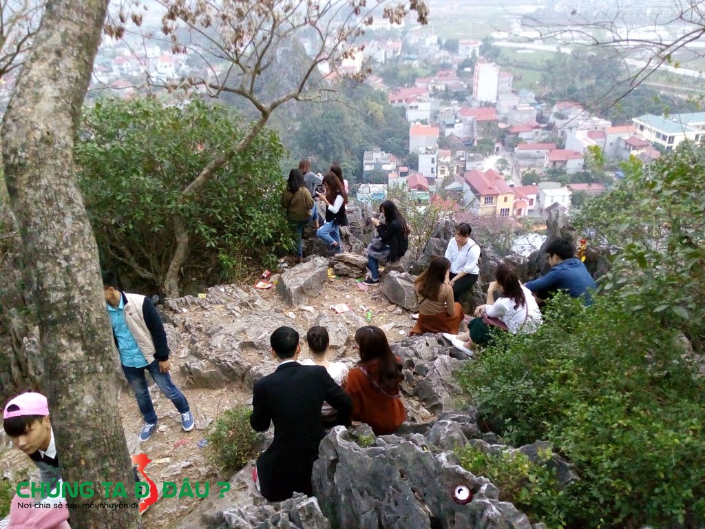 Các bạn trẻ vui chơi trên Vườn Đào