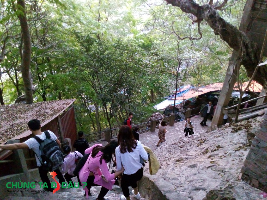 Đằng sau chùa Cao chính là đường sang hang Cắc cớ