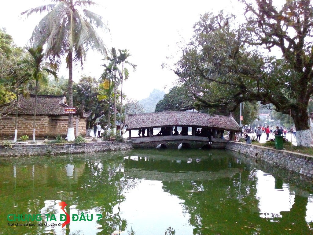 Cầu Nhật Tiên Kiều ở bên trái chùa Thầy