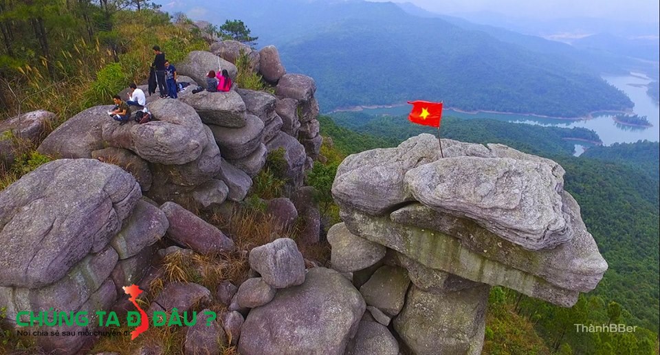 Toàn cảnh núi Đá Chồng
