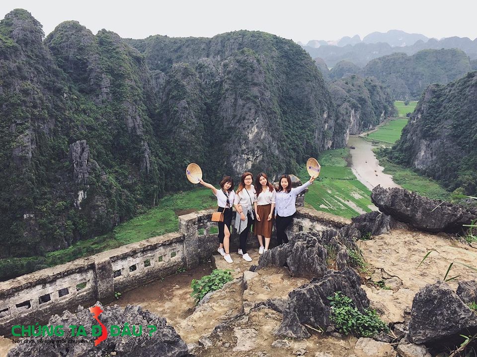 Tam cốc nhìn từ đỉnh núi Múa