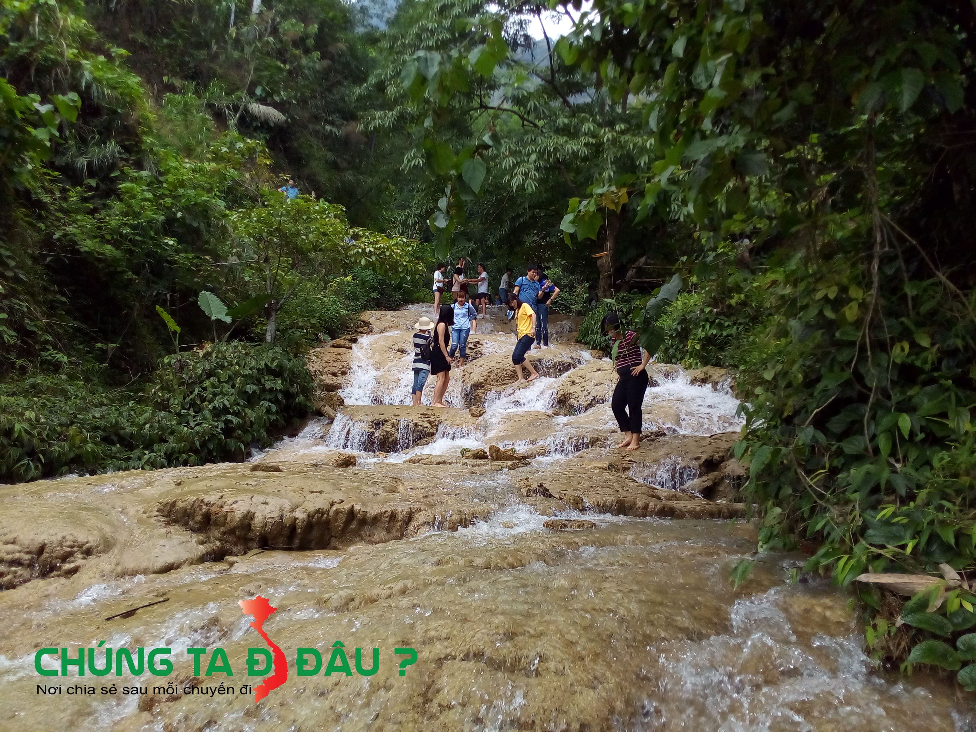 Dòng nước chảy để lộ ra những khối đá bóng mượt