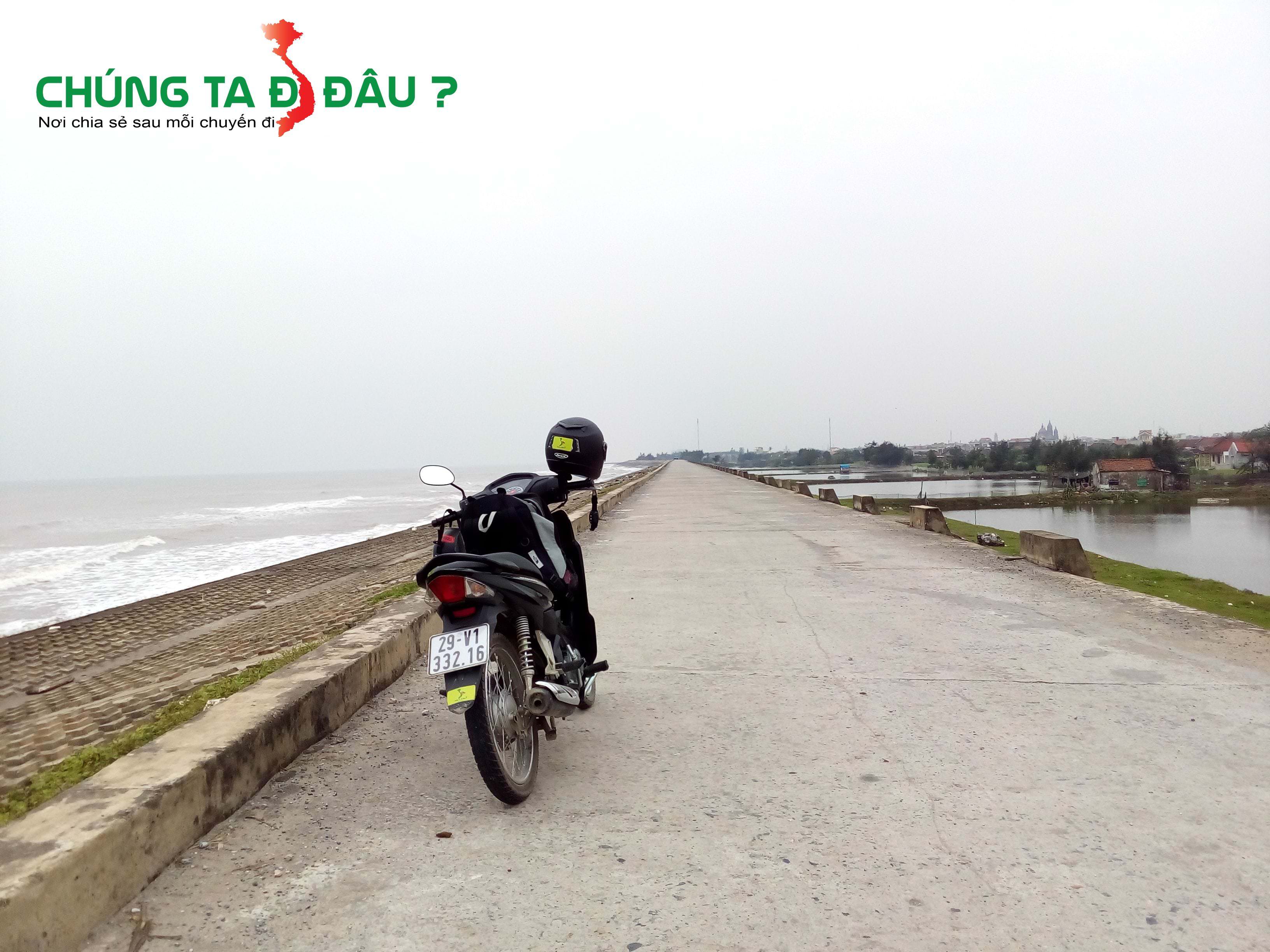 Đi xuôi theo con đường đê biển thẳng tắp