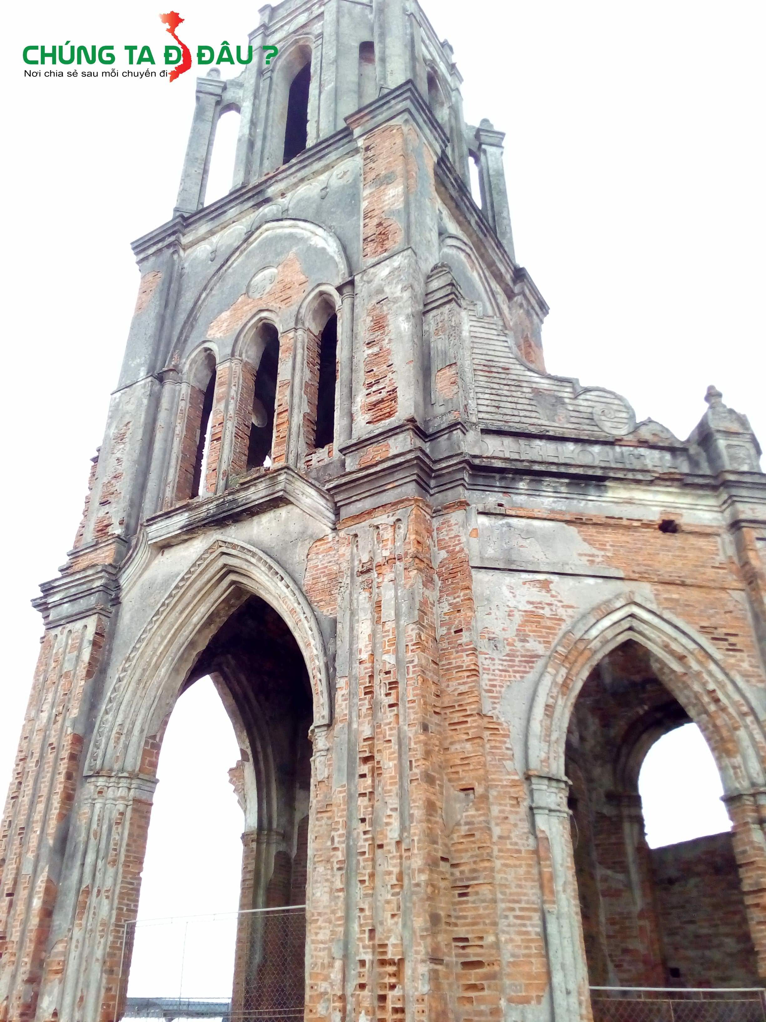 Cận cảnh nhà thờ đổ đã quá cũ