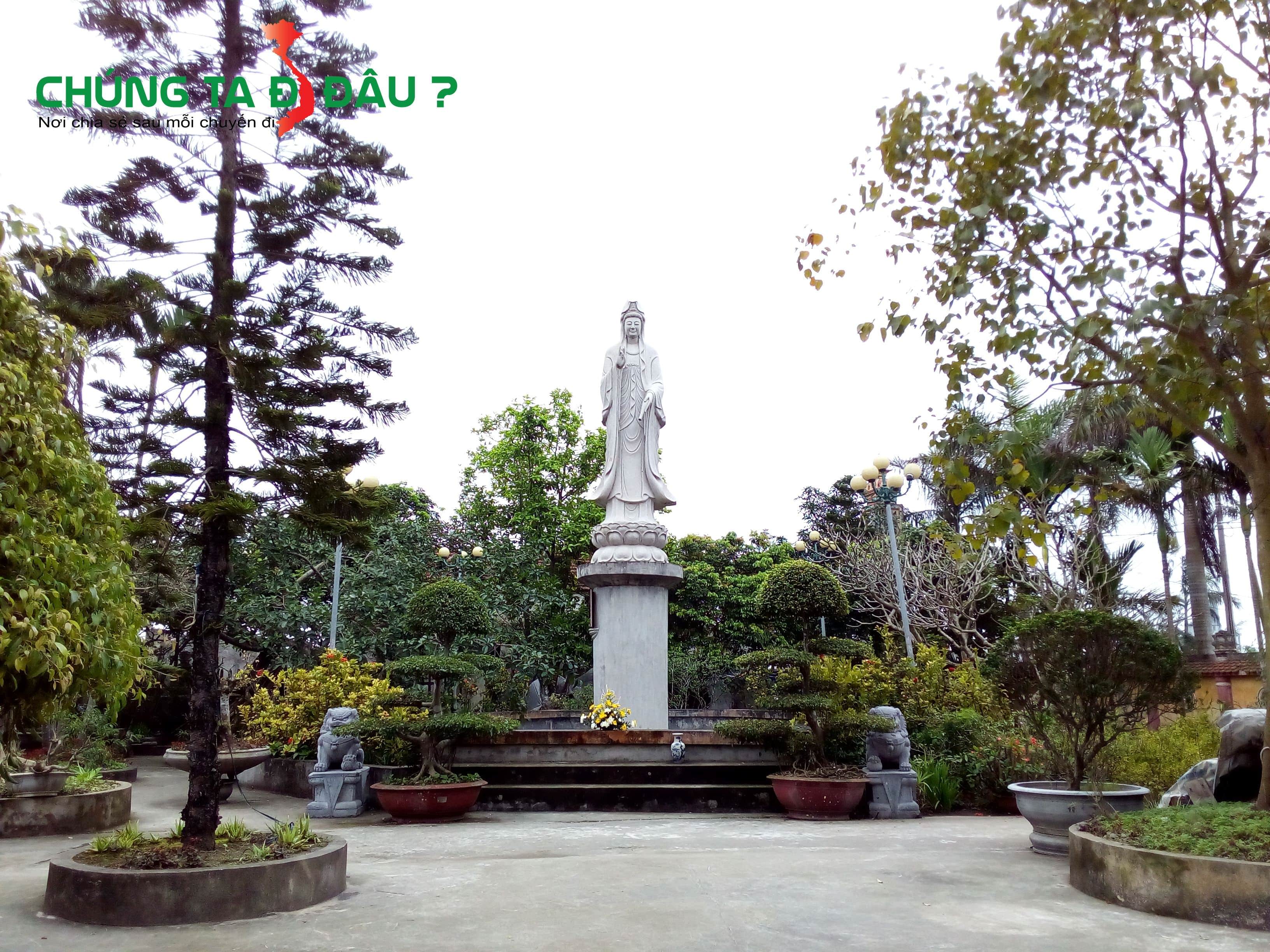 Tượng đài quan âm ở chùa Linh Ứng