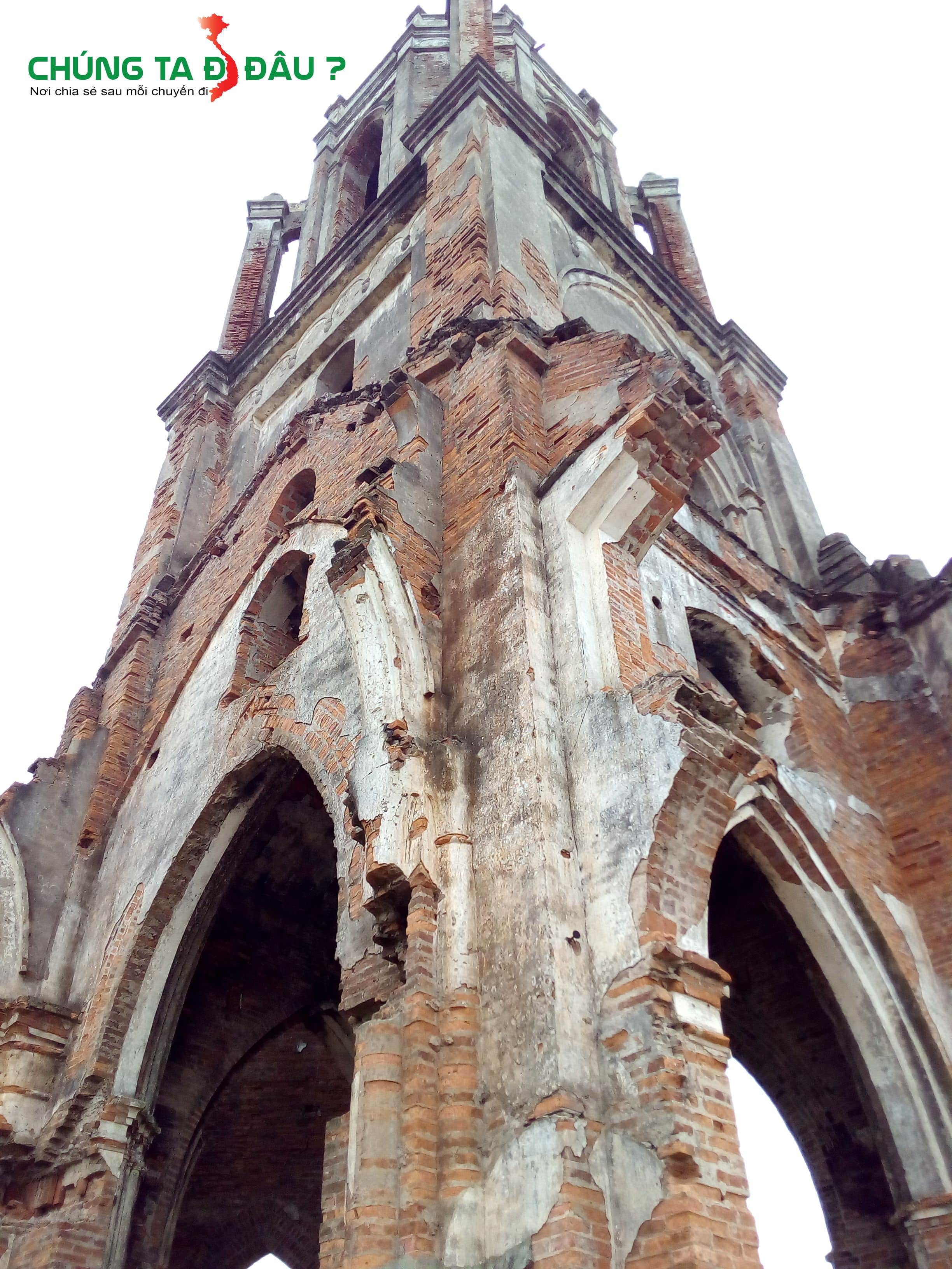 Bức tường gạch không còn nguyên vẹn