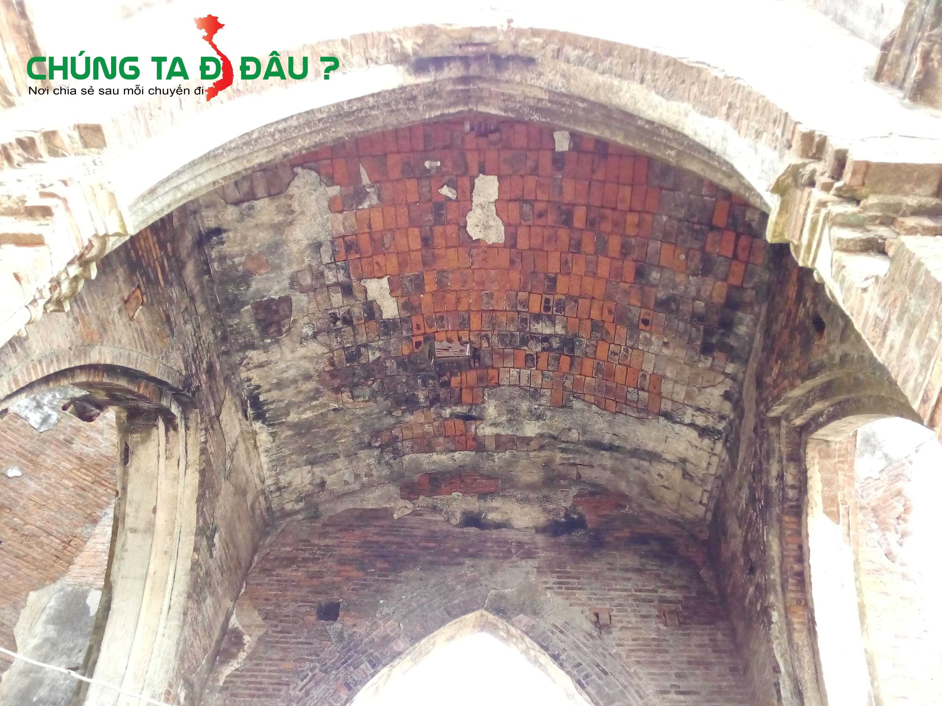 Bên trong phía trên nhà thời là những viên gạch cũ nát