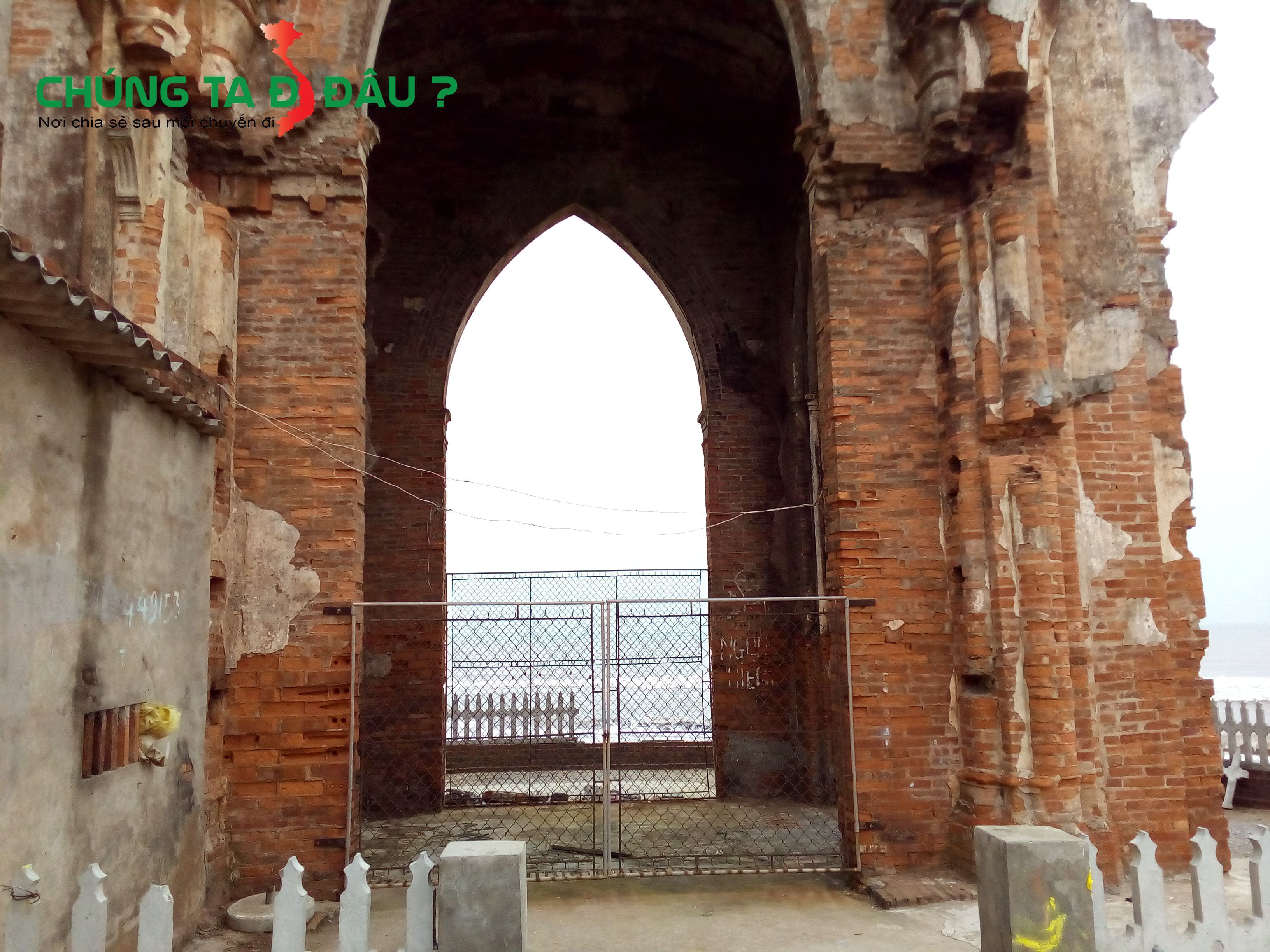 Rào chắn không cho du khách vào bên trong nhà thờ