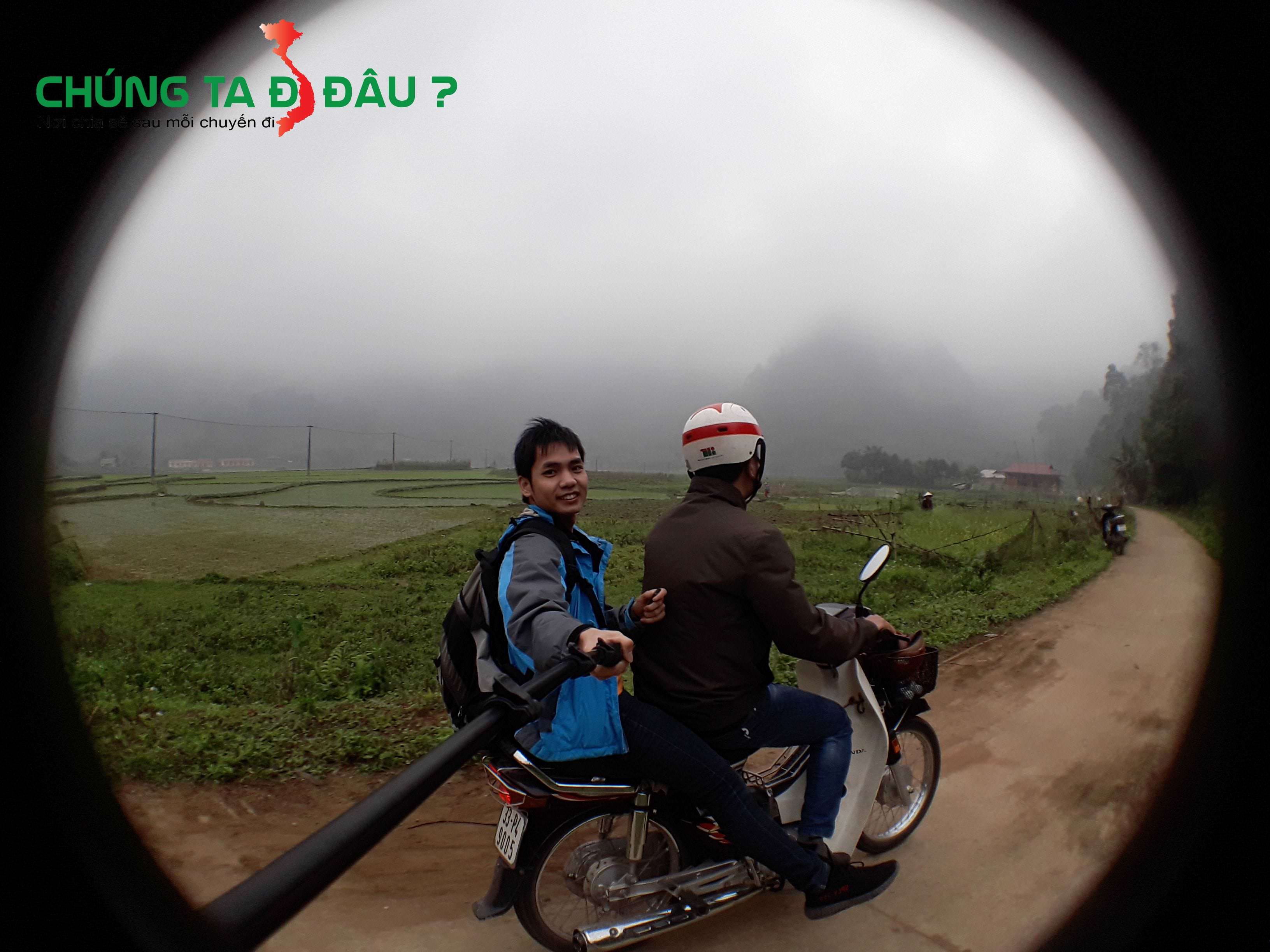 Một bên là rừng, một bên là ruộng, sương mù phủ trắng bản Lạng