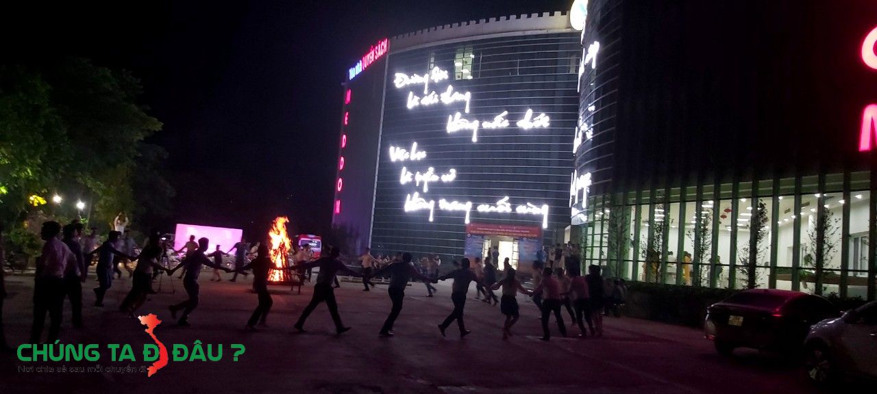 Đêm lửa trại tại tòa nhà Quyển sách