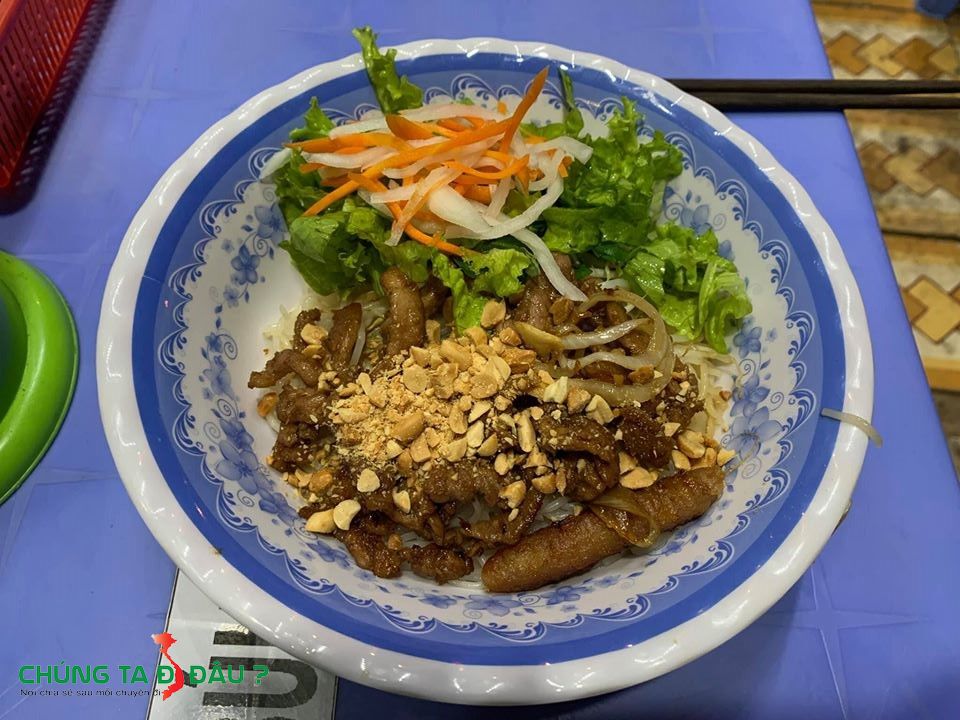 Bún xào chảo dán buổi tối