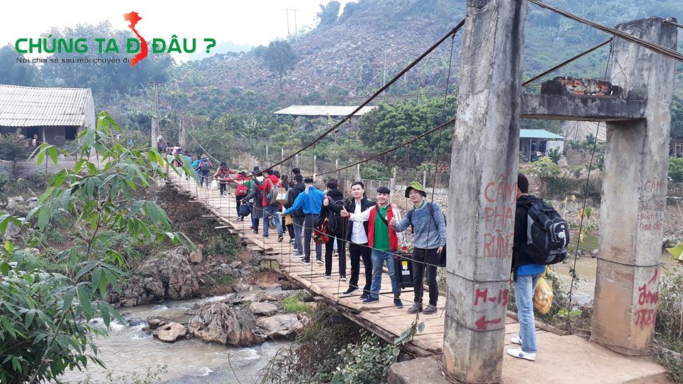 Vì chỉ có cầu treo nên phải quốc bộ mất 5km