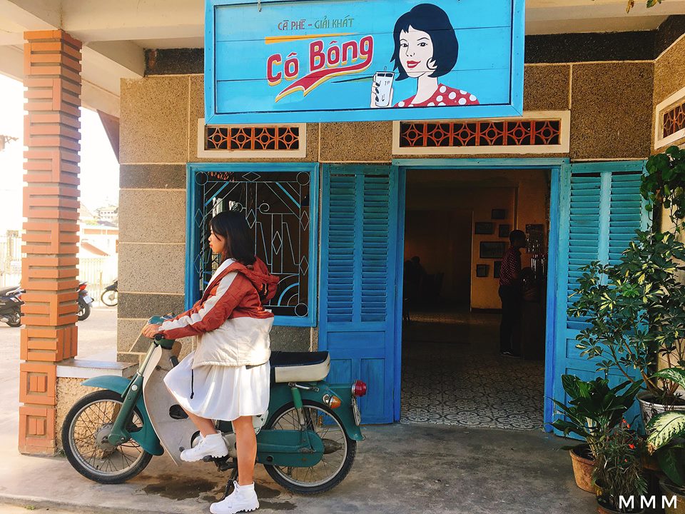 Tiệm cafe Cô Bông