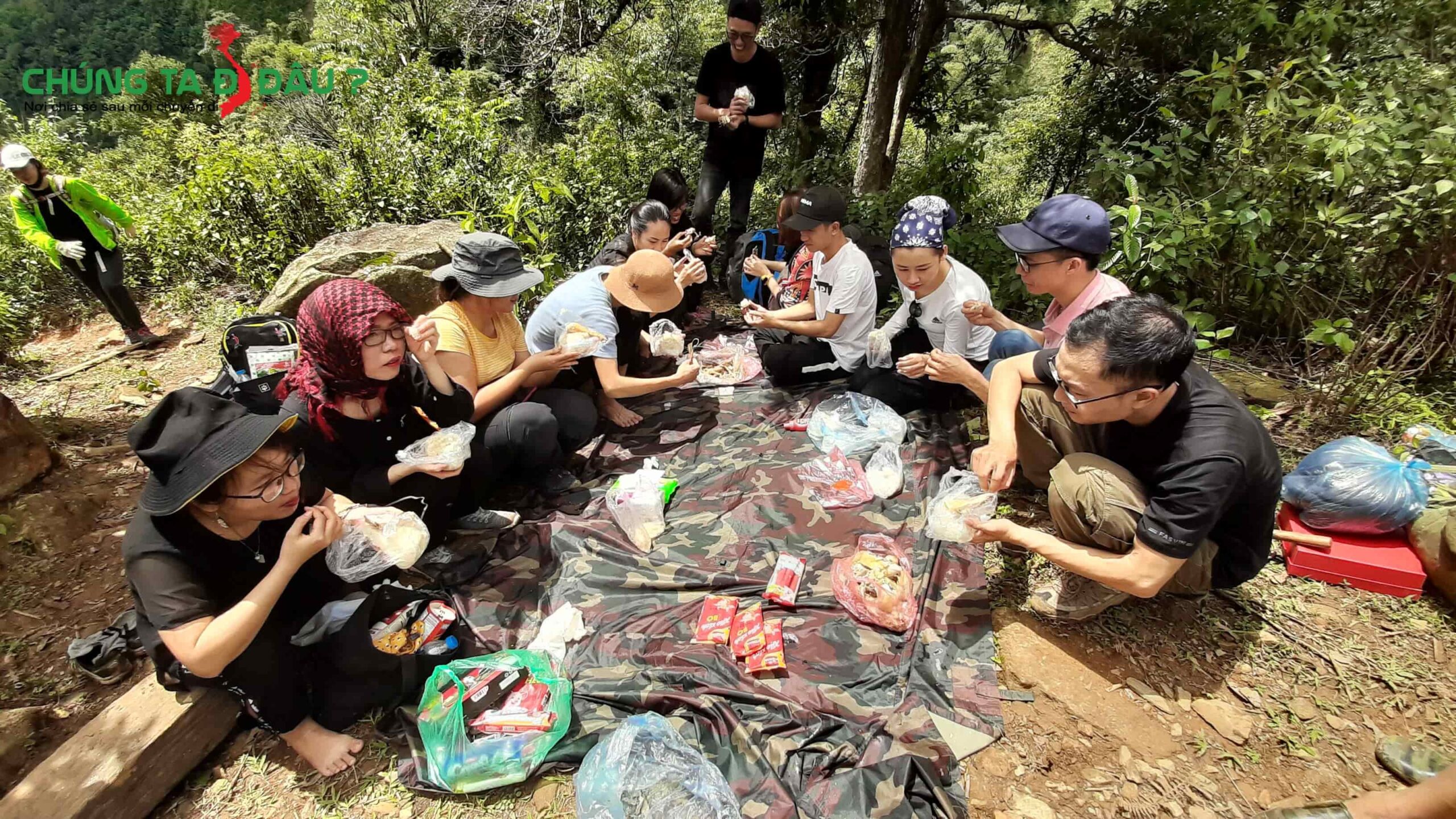 Bữa cơm trưa đạm bạc giữa lưng chừng núi