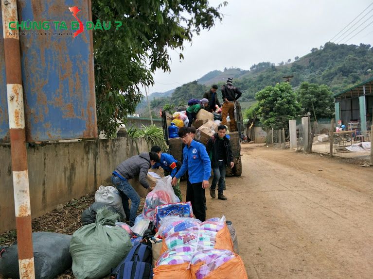 Đồ từ thiện được đưa lên công nông chở vào điểm trường