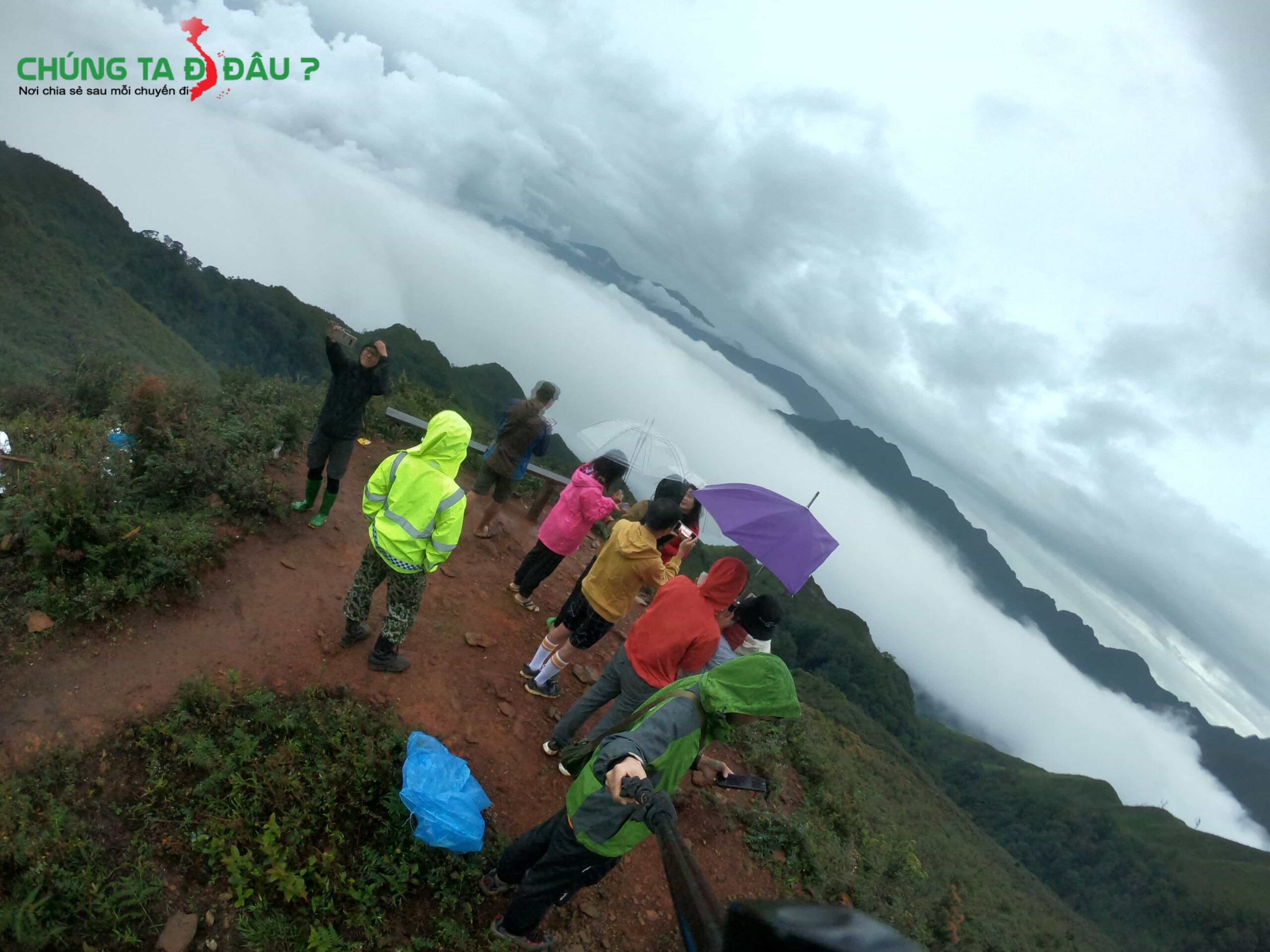 Mây buổi sáng tại lán ngủ