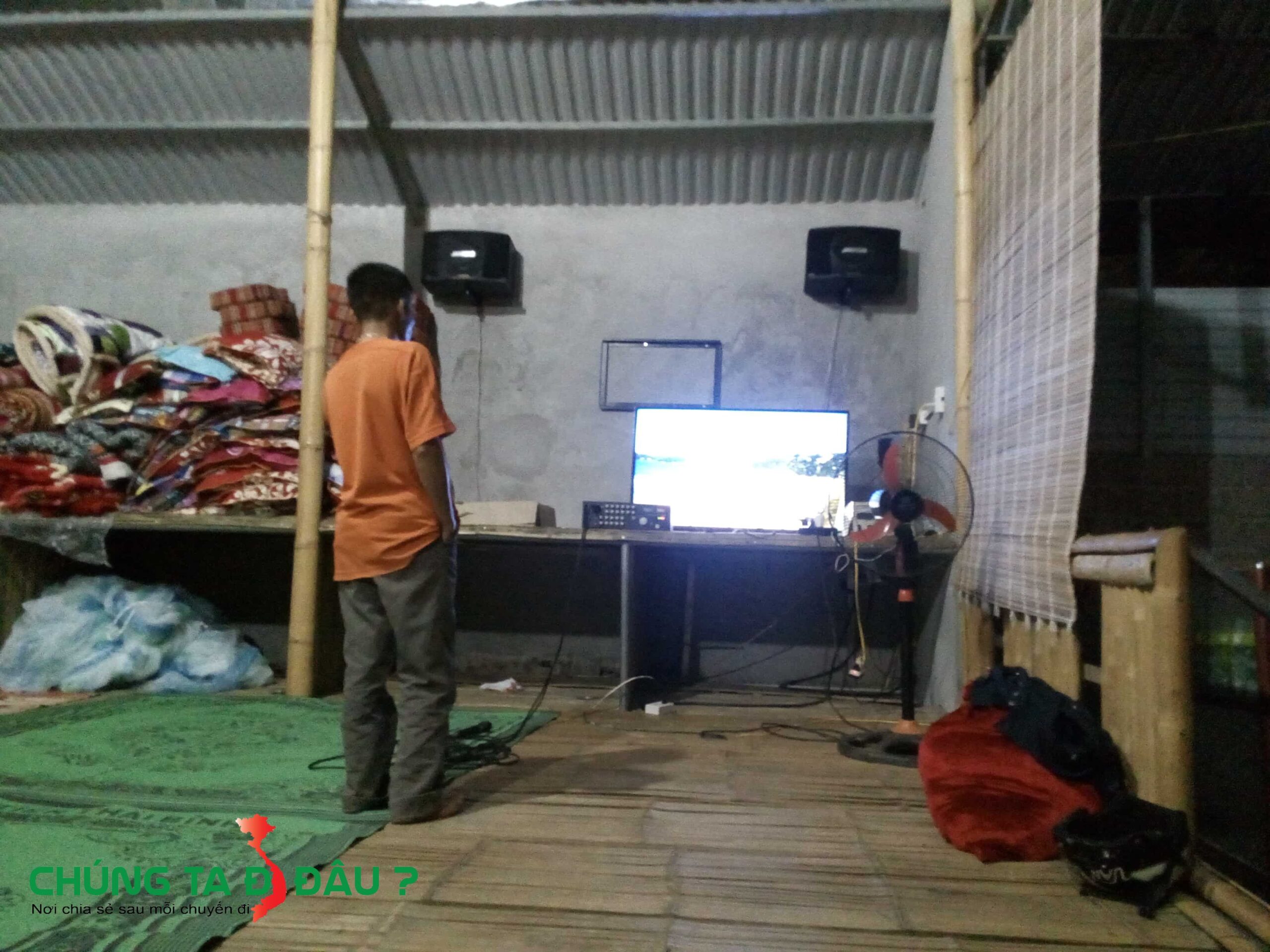 Hát karaoke ngay bên cạnh luôn