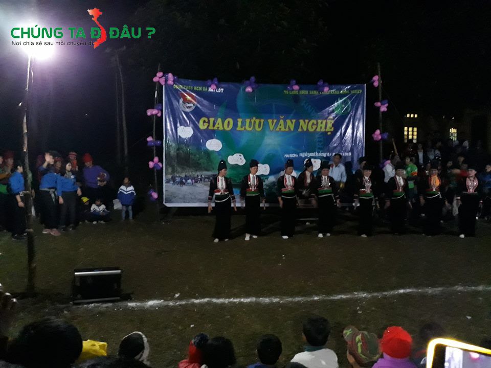 Giao lưu văn nghệ cùng bà con tại Hát Lót