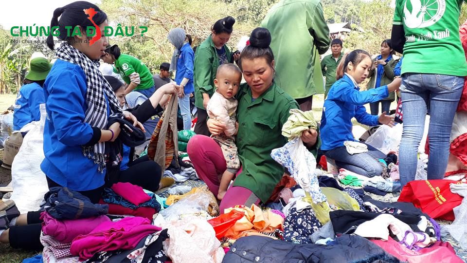 Bà con đến chọn quần áo