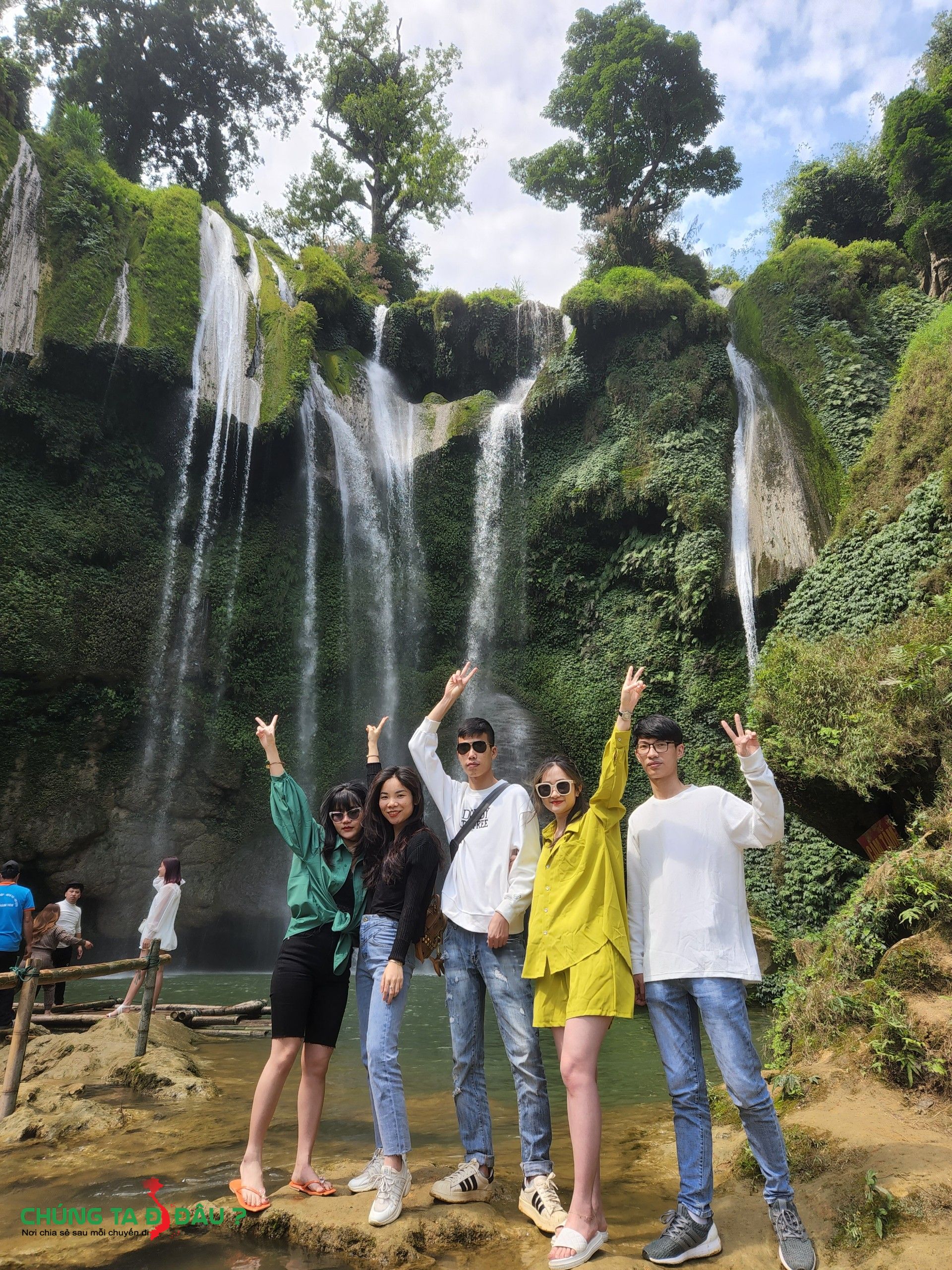 Du khách check in thác Nàng Tiên
