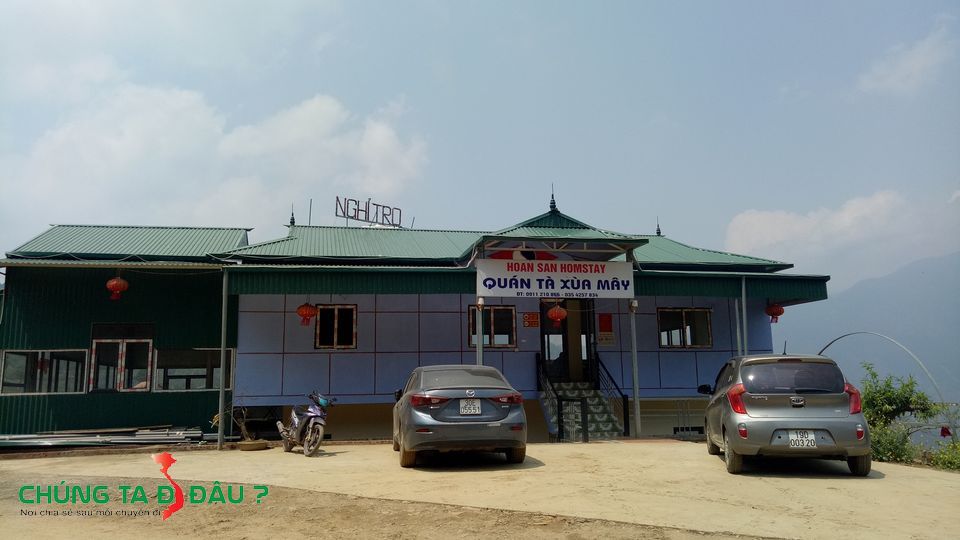 Sân trước homestay rộng, có chỗ để xe ô tô