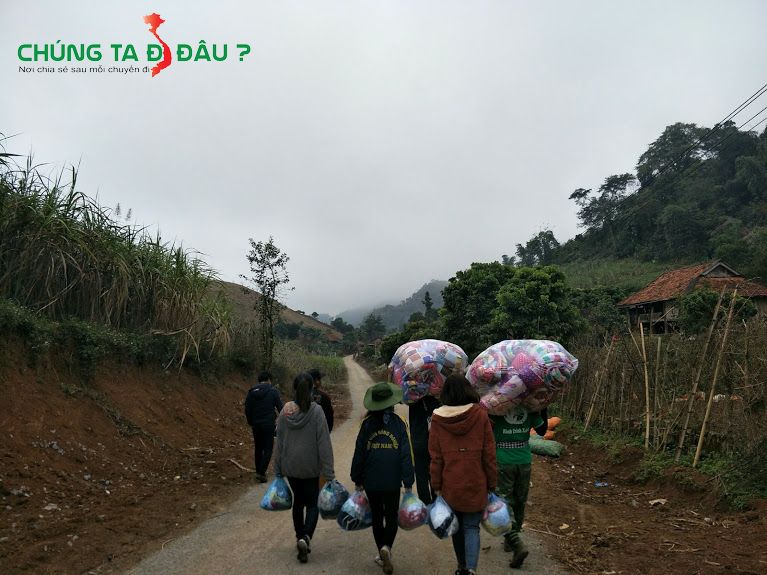 TNV đi tặng chăn và quần áo cho các hộ gia đình ở xa