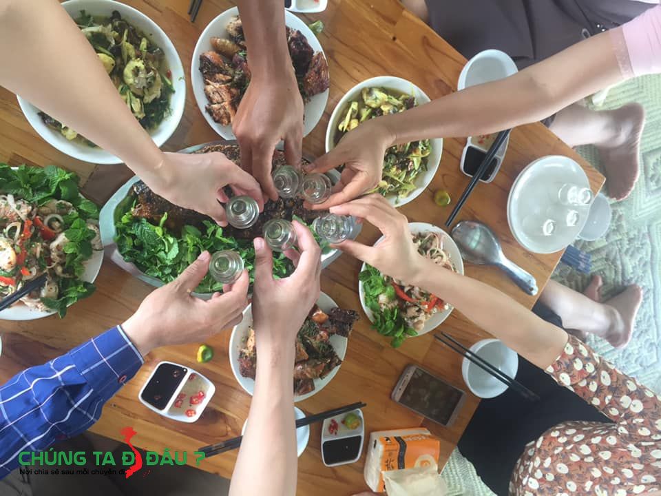Chạm chén trong bữa cơm của người Na Hang