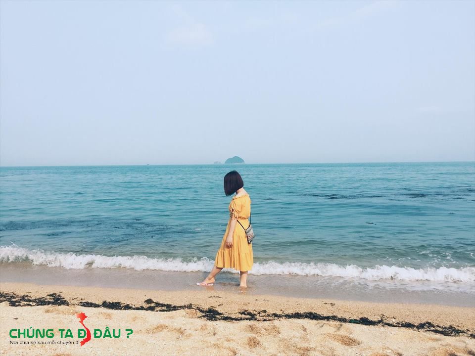 Bờ biển lặng sóng xanh biếc