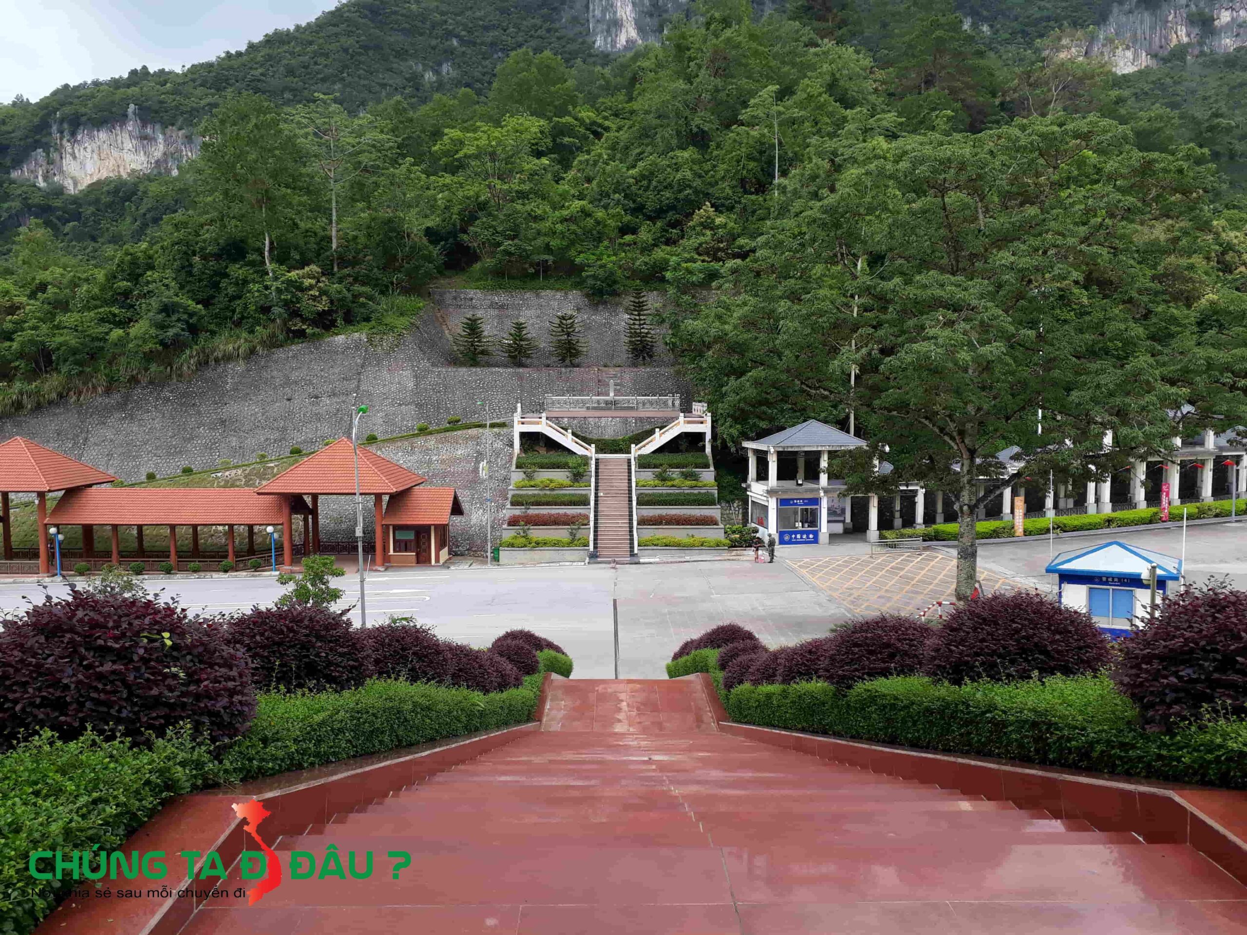 Ở giữa là đường biên giới, Trái Việt Nam, Phải Trung Quốc