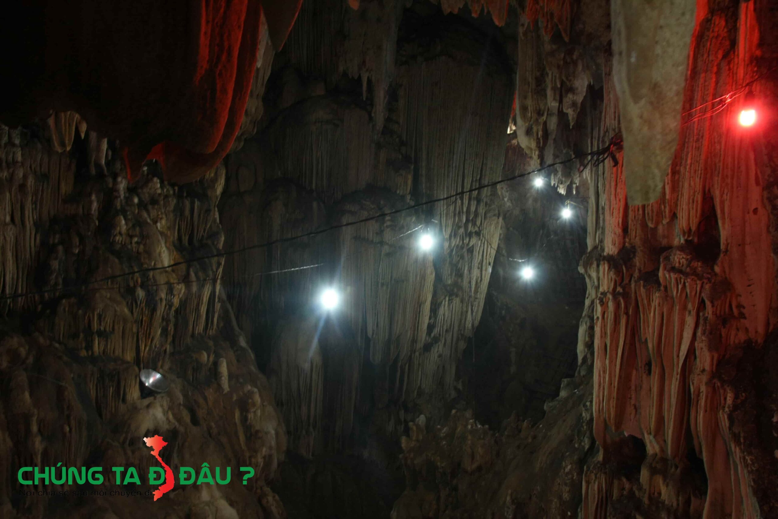 Bên trong động 4