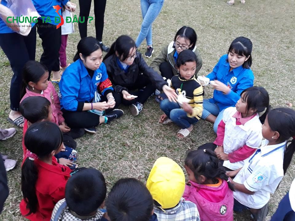 Vui chơi cùng các em nhỏ
