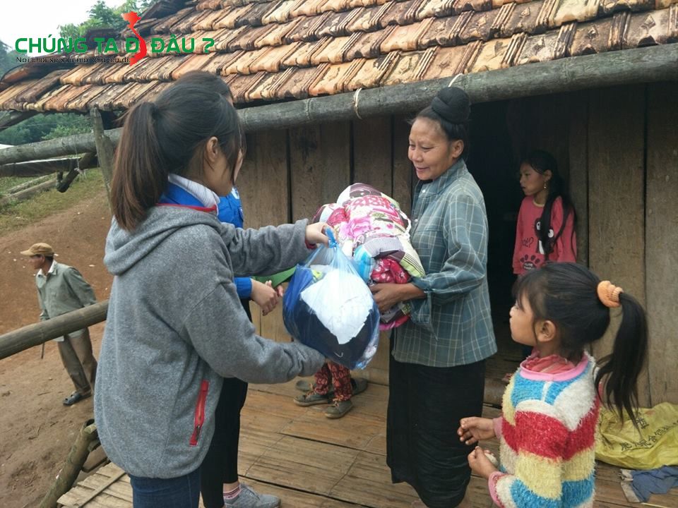 Tặng chăn mới cho bà con