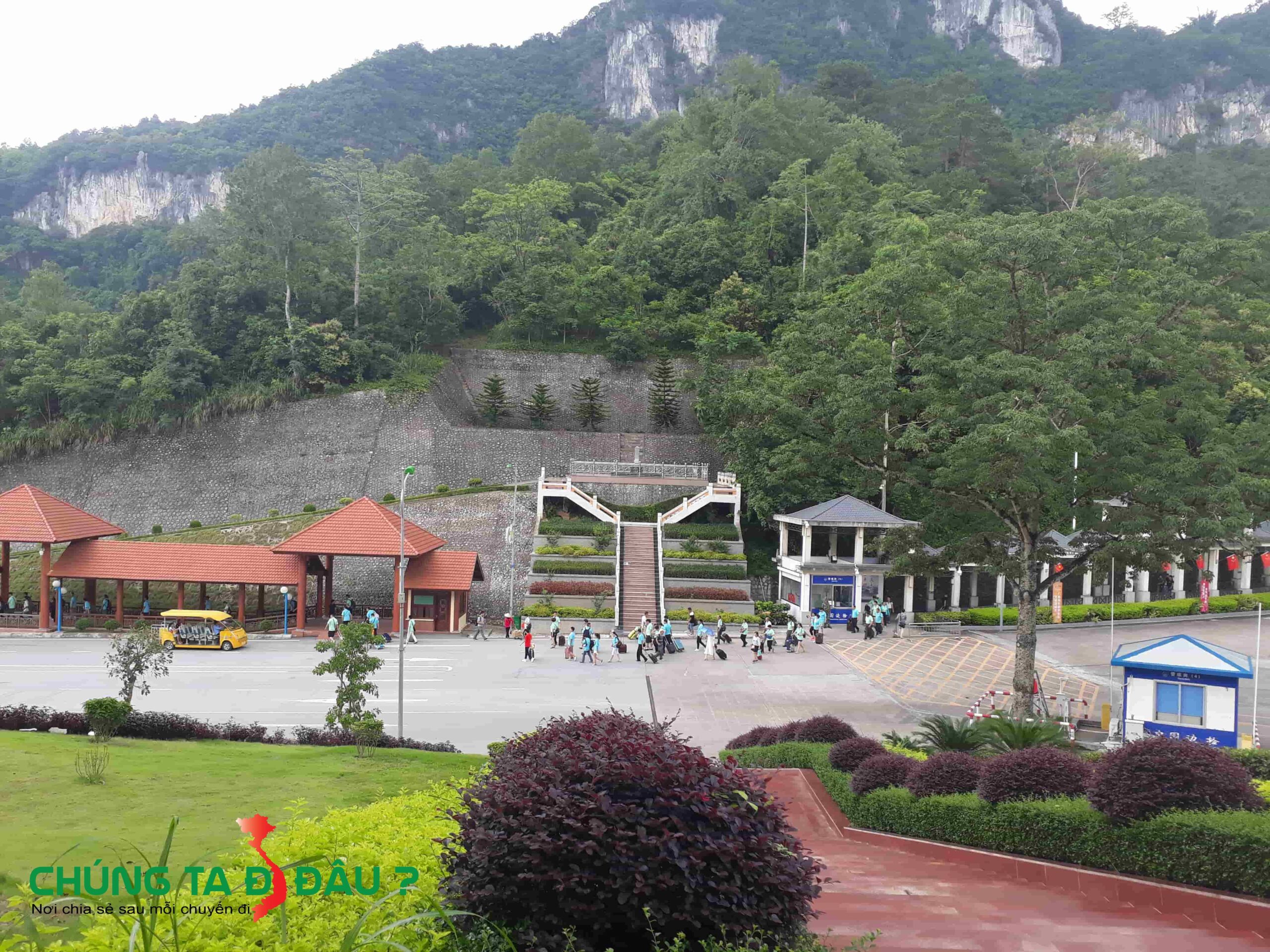 Các du khách nước bạn đang lũ lượt kéo sang nước ta