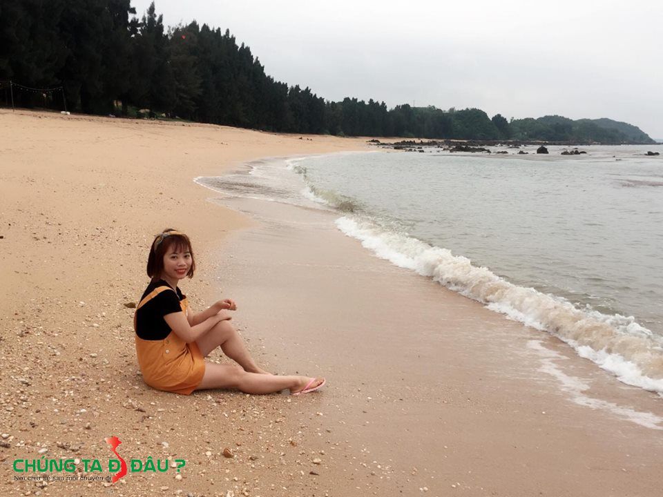 Bãi cát trải dài hoang dại không một bóng người