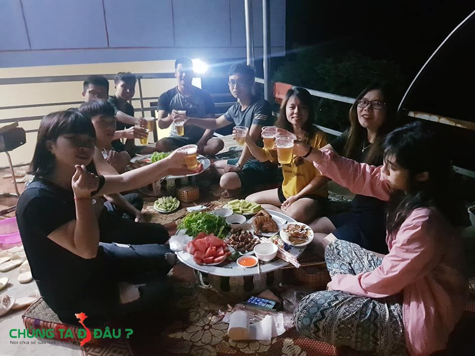 Các bạn trẻ ăn tối tại homestay