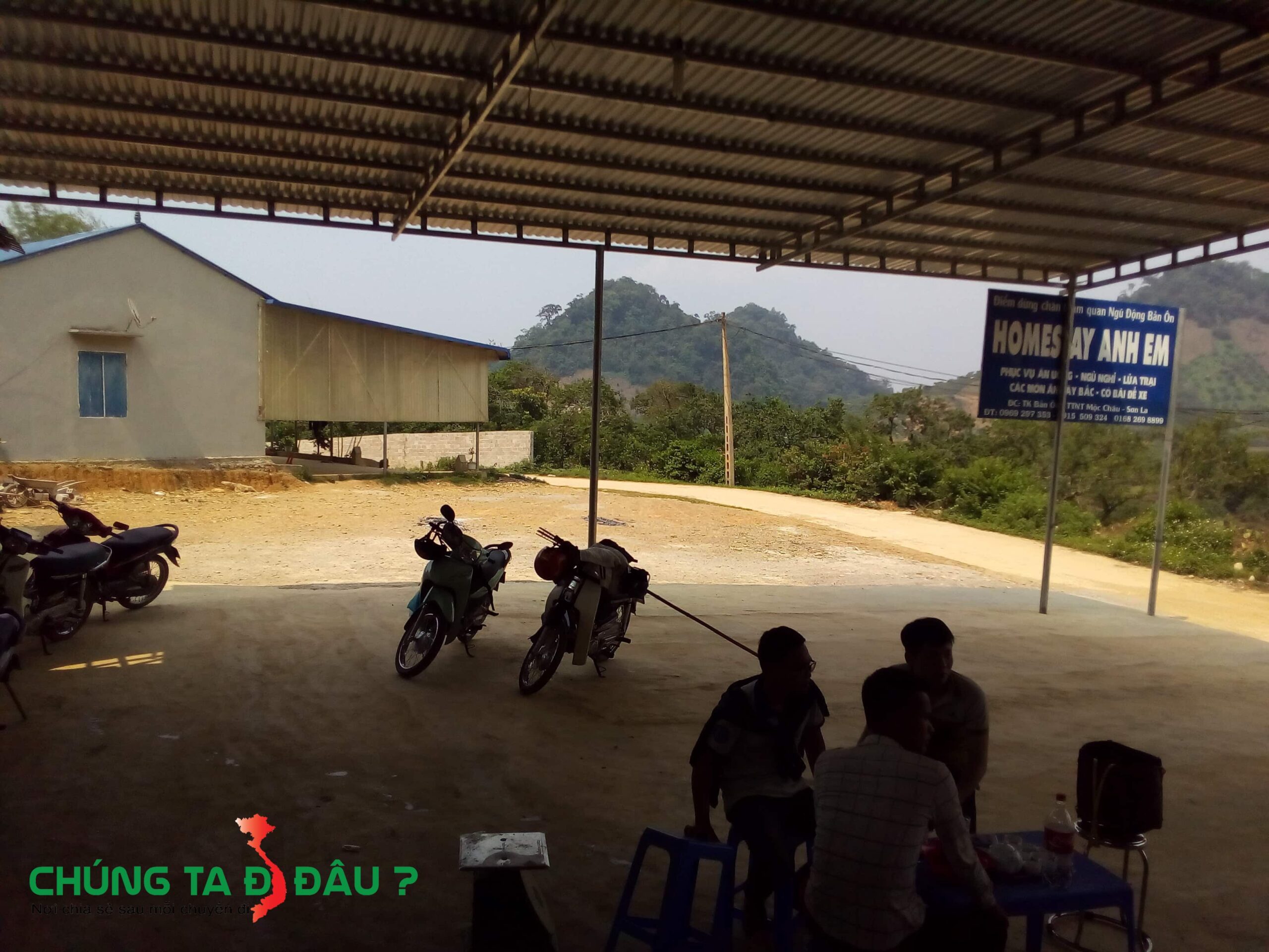 Khoảng sân trước rất rộng để cho anh em đốt lửa trại hát hò