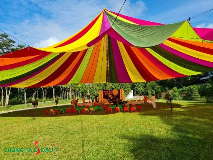 Sân tổ chức lễ hội