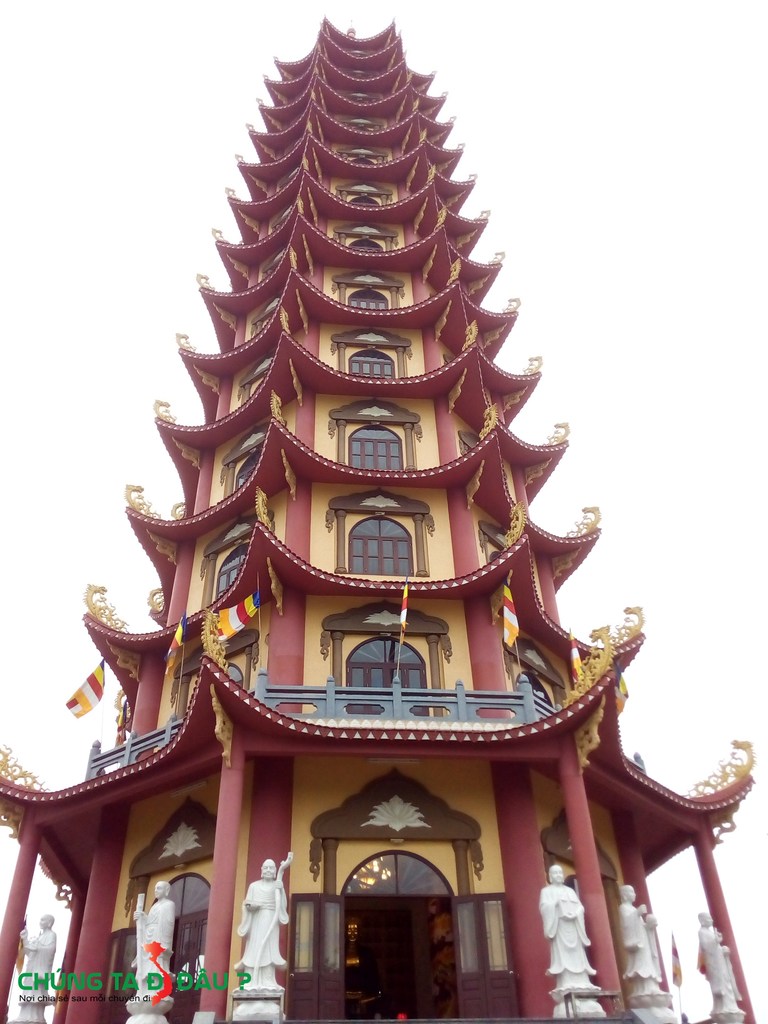 Đại bảo tháp Hòa Bình ở Phủ Dày