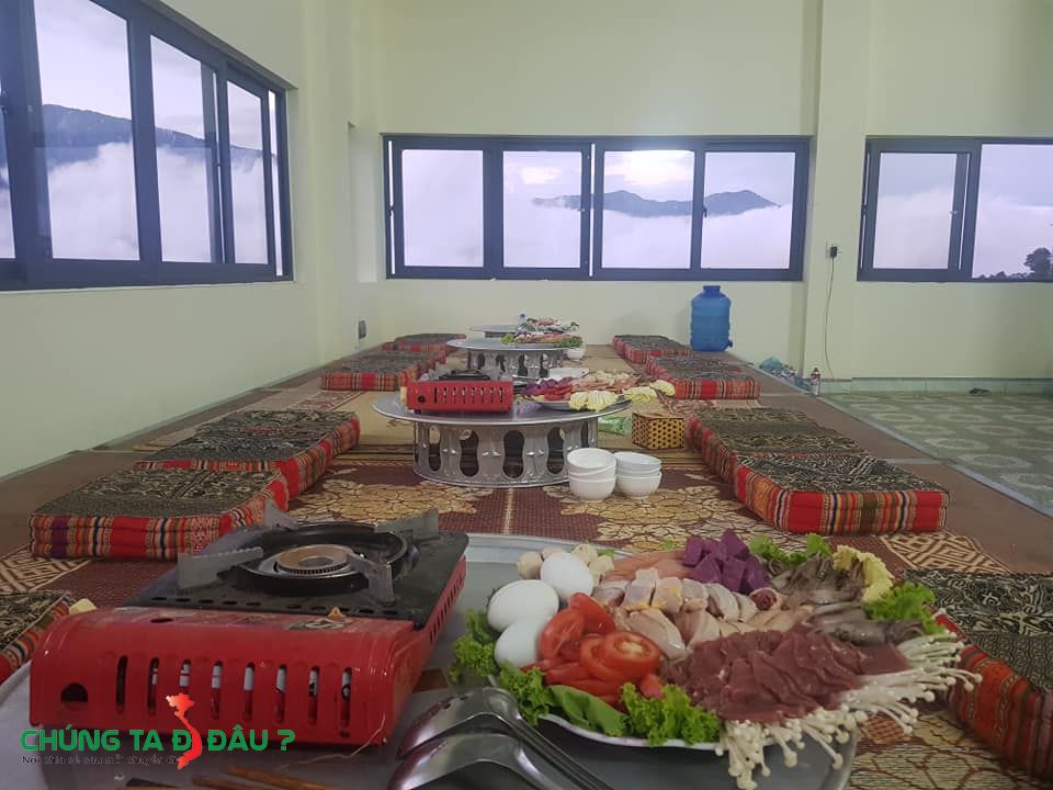 Khu vực ăn uống nhìn thẳng ra biển mây