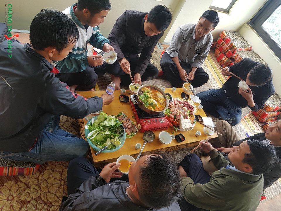 Du khách ăn lẩu tại homestay