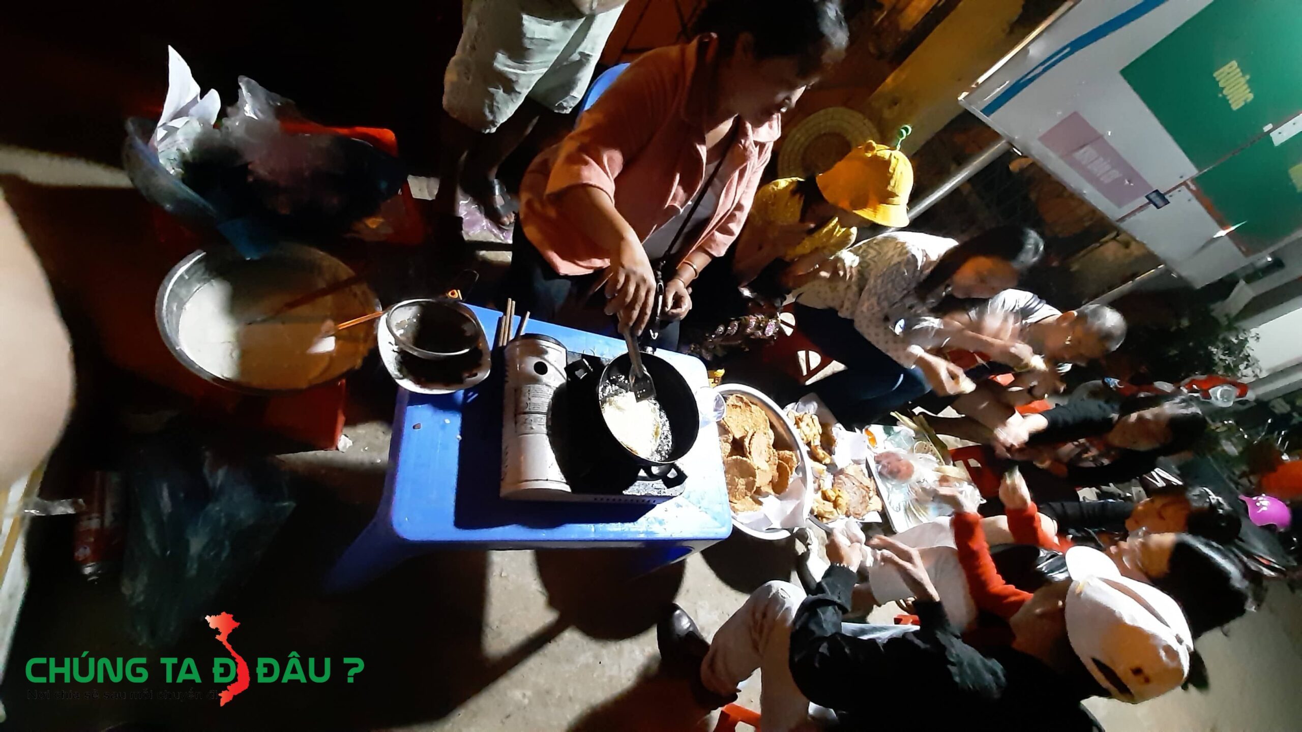Ăn bánh tại bản Thái