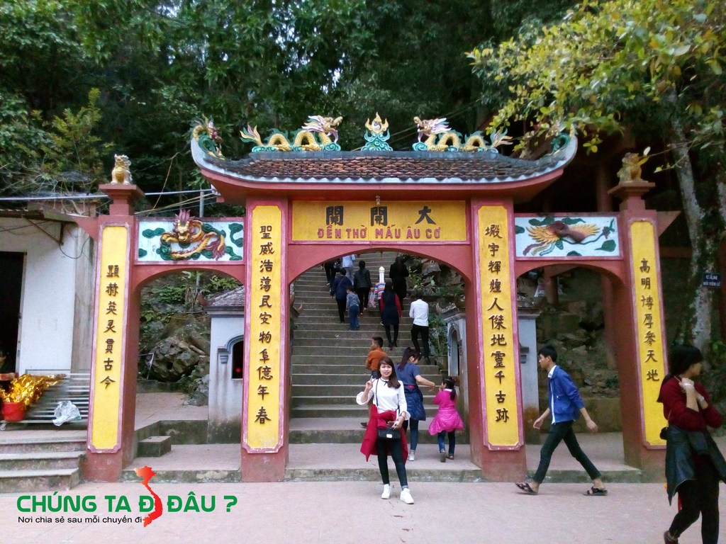 Lối lên đền thờ Mẫu Đầm Đa