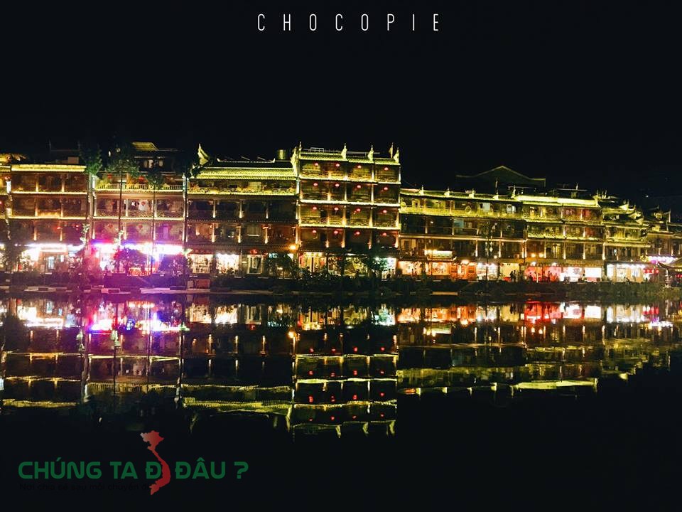 Phượng hoàng cổ trấn về đêm